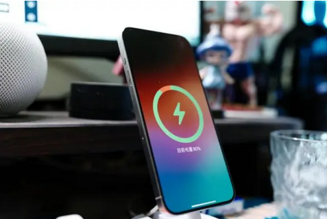 和政苹果15换屏服务分享用什么充电器给iPhone15充电更好 